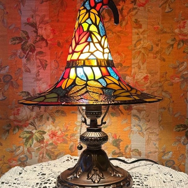 🔥Stained Glass Witch Hat Lamp, Halloween LED Desk Light for Home Bar Cafe Decor, Vintage Table Lamp, Housewarming Gift